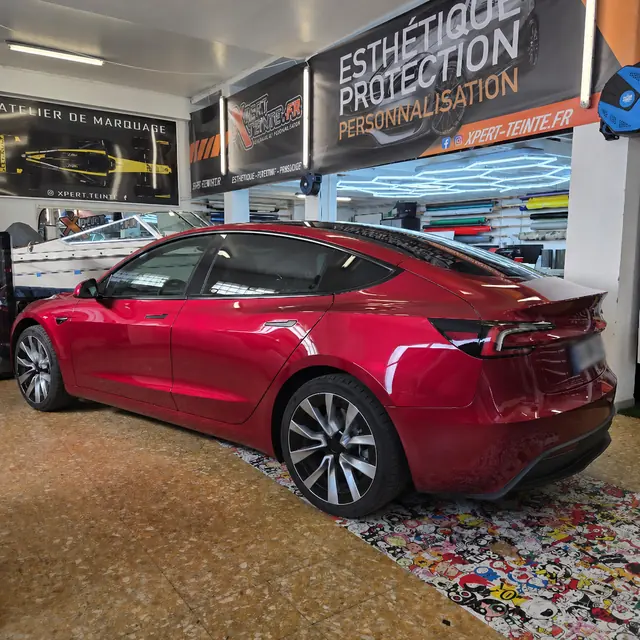 Film solaire automobile sur Tesla Model S rouge à Toulon Var