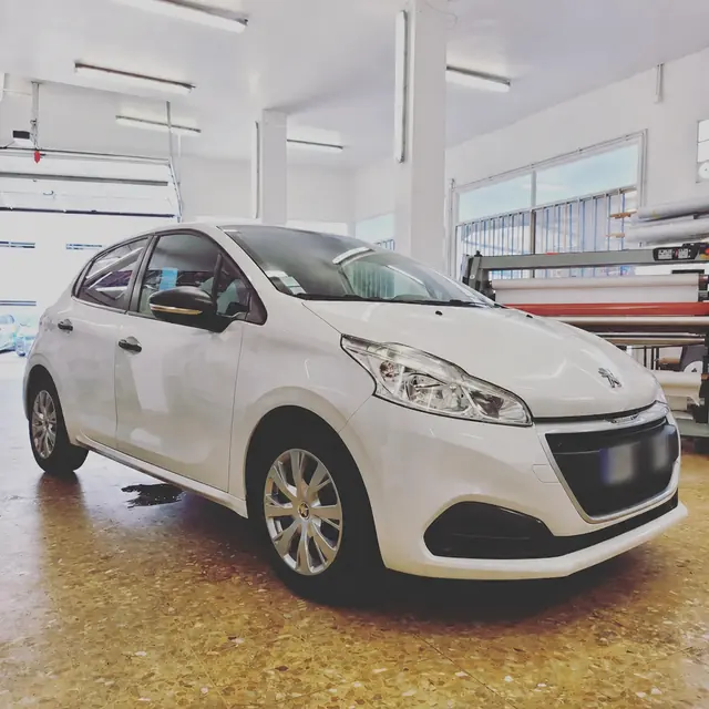 Film teinté automobile posé sur Peugeot 208 à Toulon dans le Var