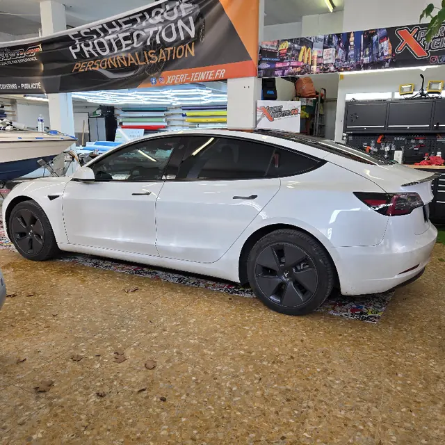 Tesla Model 3 blanche avec vitres teintées à Toulon