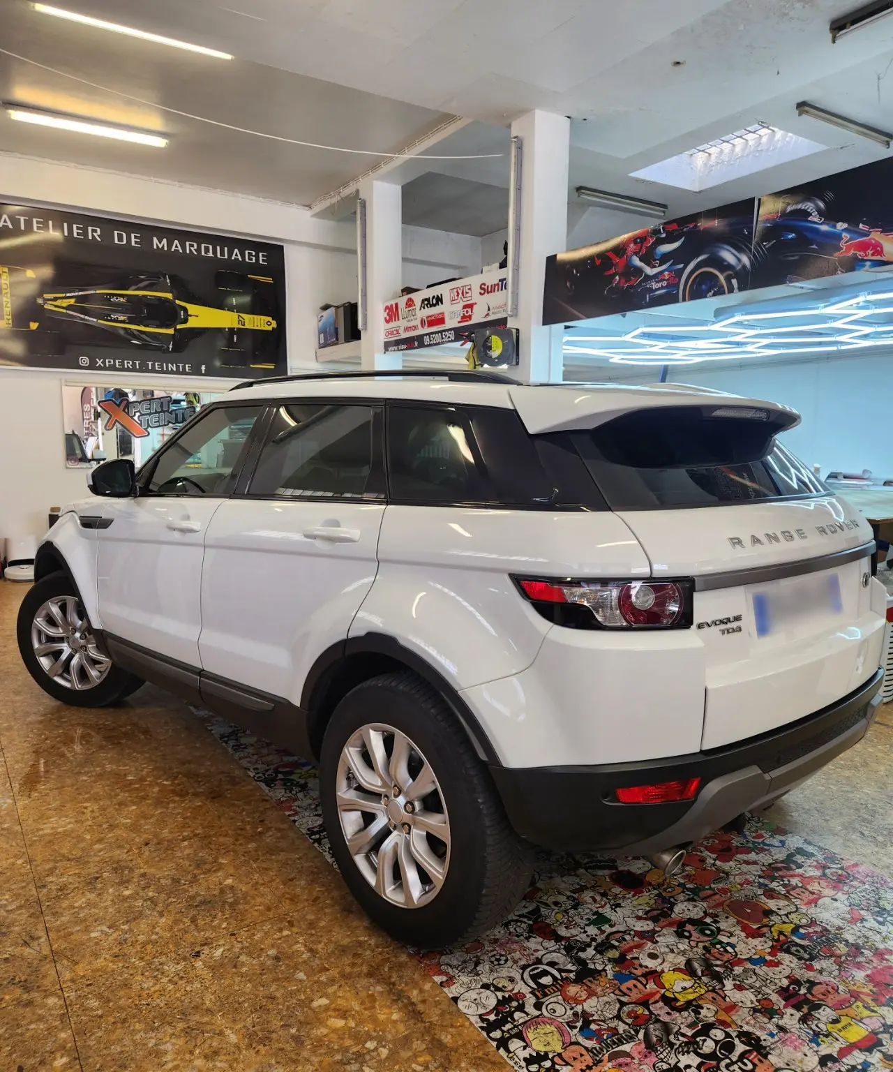 Range Rover Evoque blanc vu de trois quarts arrière, avec vitres arrière foncées, chez Xpert Teinte à Toulon.